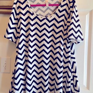 XL LuLaRoe Perfect Tee in Black & White ZigZag